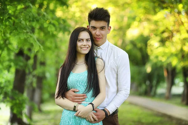 Pareja joven en la primera cita —  Fotos de Stock