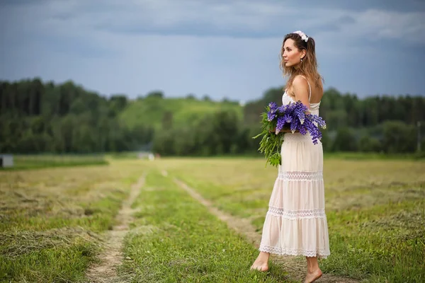 Chica con un ramo de flores azules — Foto de Stock