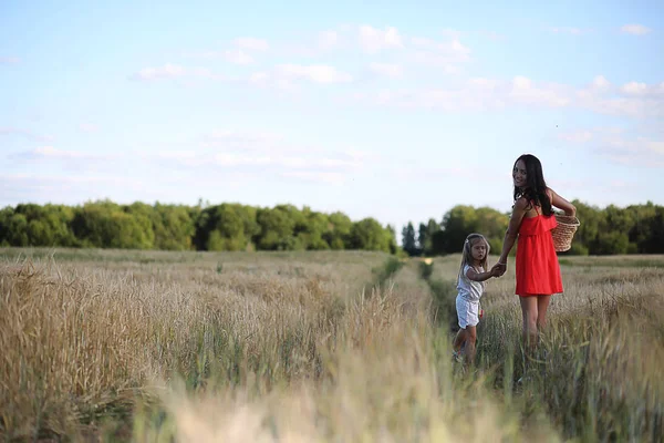 Paysage estival et une fille en promenade nature à la campagne . — Photo