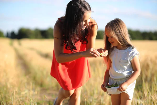 Paisagem de verão e uma menina no passeio pela natureza no campo . — Fotografia de Stock