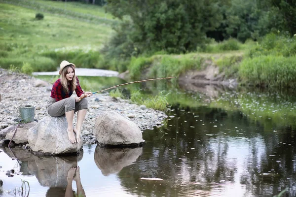 Chica junto al río con una caña de pescar — Foto de Stock