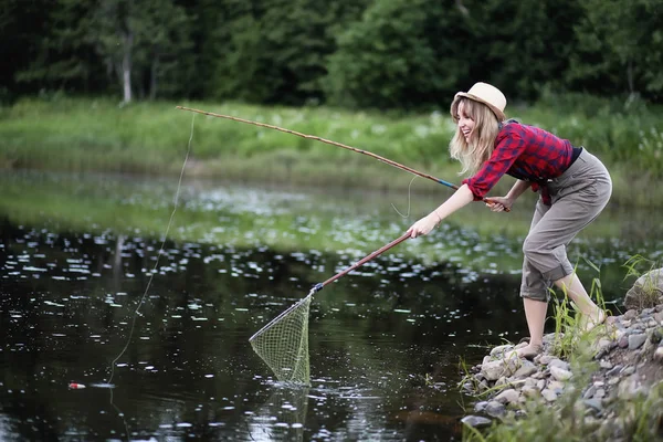 釣り竿と川の少女 — ストック写真