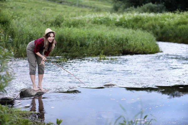 Chica junto al río con una caña de pescar —  Fotos de Stock