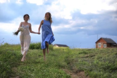 Genç kızlar alanına yürüyor