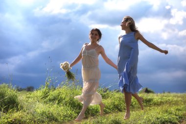 Genç kızlar alanına yürüyor