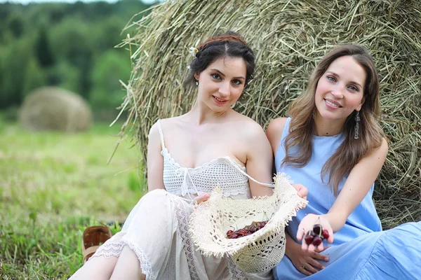 Dos chicas en vestidos en el campo de verano — Foto de Stock