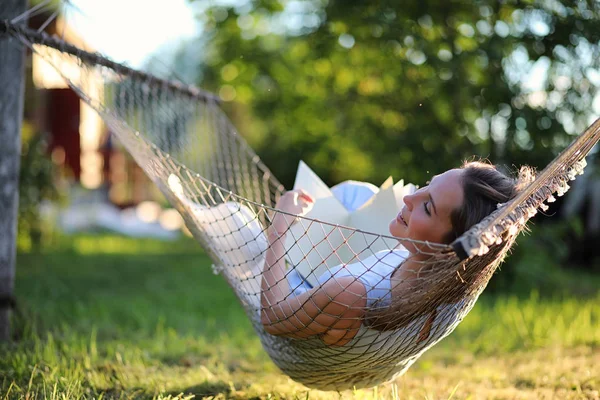 Mooi jong meisje liegen en lezen van een boek — Stockfoto