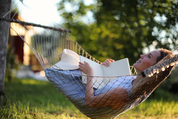 Piękna młoda dziewczyna leżąc i czytanie książek — Zdjęcie stockowe