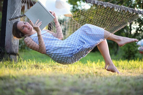 Schönes junges Mädchen liegt und liest ein Buch — Stockfoto