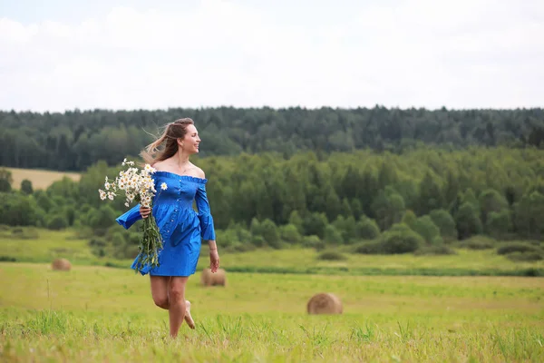 Joven linda chica correr en un campo al atardecer — Foto de Stock
