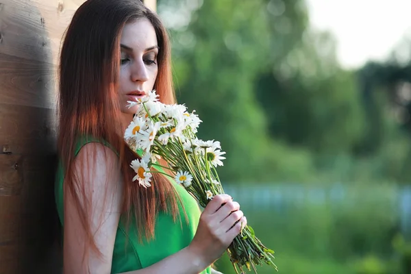 Krásná dívka s červenými vlasy s kyticí — Stock fotografie