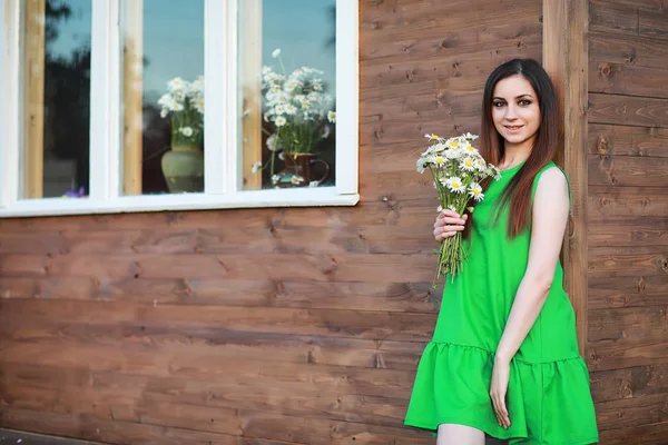 Belle fille aux cheveux roux avec un bouquet — Photo