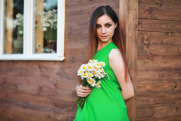 Schöne Mädchen mit roten Haaren mit einem Strauß — Stockfoto