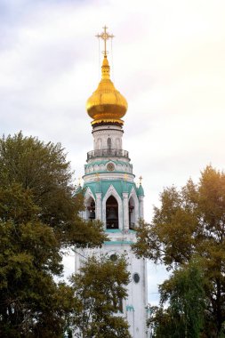 Katedral günbatımı ağaç üzerinde