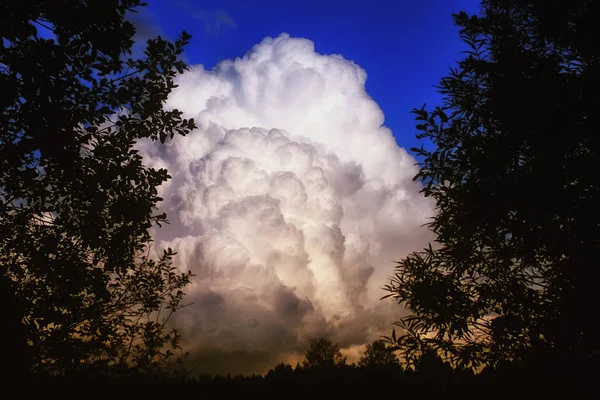 Nube negra gris en un cielo azul — Foto de Stock