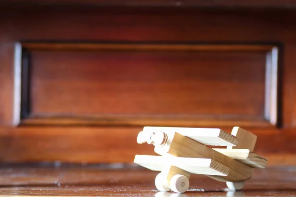 Drewniana zabawka samolot na stole — Zdjęcie stockowe