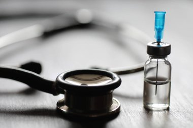 Ampül ve iğneler üzerinden bir tıbbi şırınga