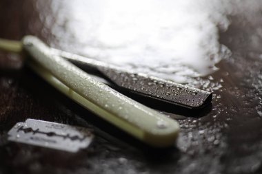 Ahşap arka planda tıraş aksesuarları 