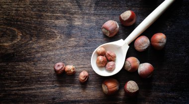 Ahşap bir masa fındık. Fındık kabuklarında ve kabuklu. Bir wo