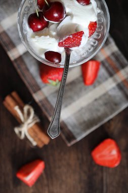 Taze çilek ve vişne ile yoğurt
