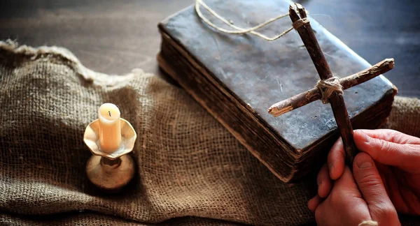 宗教老书在木桌上。宗教交叉的机智 — 图库照片