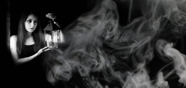 Bir fener siyah ve beyaz kızla