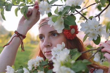 Bir sonbahar Parkta yürümek bir kız. Kızıl saçlı genç kız