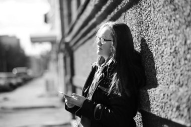 Bir genç kızın bir yolda siyah ve beyaz fotoğraf