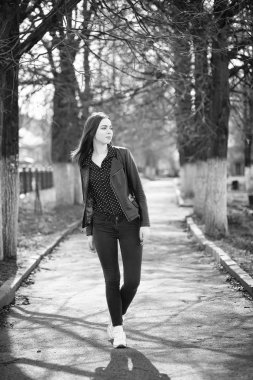 Bahar şehrin içinden bir yürüyüşte kız