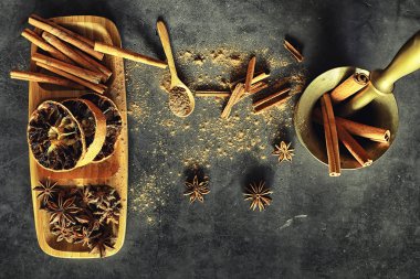 Yemek pişirmek için baharatlar. Tarçın ve anason. Baharatlar için Pestle.