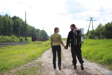 Bir sırt çantası ile yürüyerek seyahat