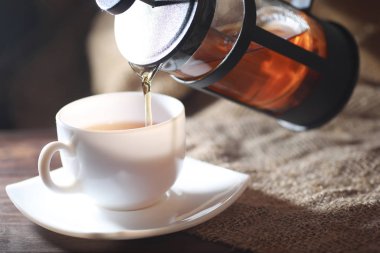 Bir hizmet tabloda çay demlendi