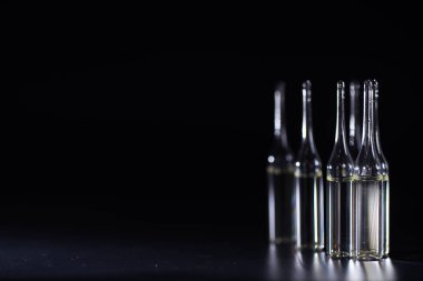 Tıbbi ilaç ampulleri. Enjeksiyon için ilaçlar.