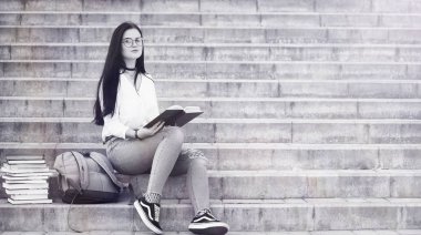 Sokakta genç kız öğrenci