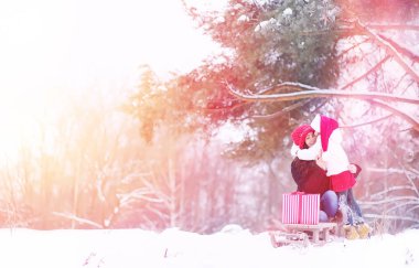 Bir kış masal, genç bir anne ve kızı bir kızak sürmek
