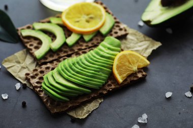 Avokado yemek tarifleri. Olgun yeşil avokado ahşap bir kesim üzerinde 