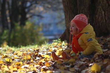 Parkta genç bir kız dışarıda yürüyor.