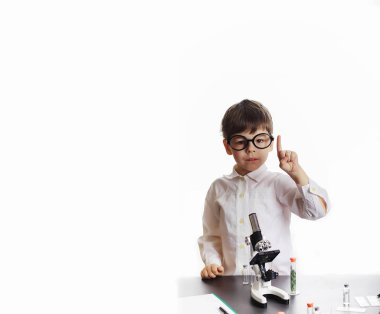 Genç bilim adamları kimyagerler. Doktor, laboratuvar asistanı.