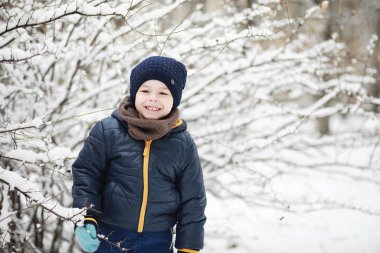 Kış parkında çocuklar oyun oynuyor