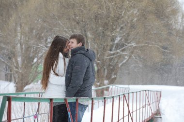 aşıklar bir tarihte kış öğleden sonra kar kar fırtınası çifti