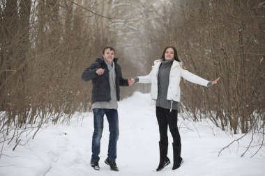 aşıklar bir tarihte kış öğleden sonra kar kar fırtınası çifti