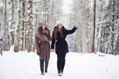 Genç bir kız bir kış parkta bir yürüyüş. Noel tatili t