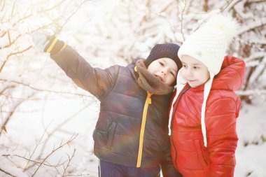 Kış parkında çocuklar oyun oynuyor