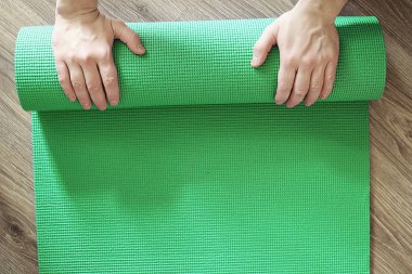 Yerde yoga pratiği yapmak için. Sağlıklı yaşam tarzı.