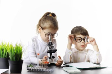 Genç bilim adamları kimyagerler. Doktor, laboratuvar asistanı.