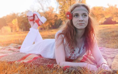 Bir parkta yürümek bir kız. Bahar Kızıl saçlı kız 