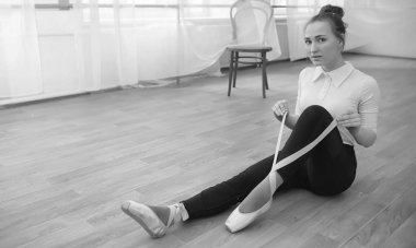 Genç balet bir ısınma üzerinde. Balerin için hazırlanıyor 