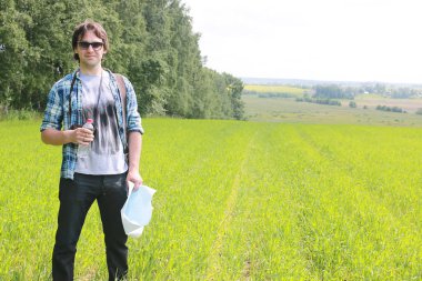 Genç bir adam bir haritaya benziyor