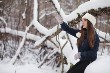 Genç bir kız bir kış parkta bir yürüyüş. Noel tatili t