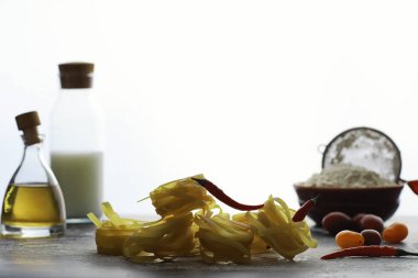 Masada pişmemiş makarna. Yuva şeklinde erişte..